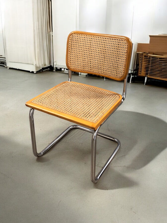 Rottingstol Klassisk Bauhausstolar med sits och rotting rygg.
Sits märkt "Made in italy". 
Bra begagnat skick och rak stomme och ben i krom. Cesca  stol med flätad rotting. Designstol i klassisk stil. 
Designstol Frisvinger karmstol i klassiska design.
Höjd: ca 84,5 cm
Bredd: ca 48 cm
Djup: ca 52cm
Sitthöjd: ca 49 cm