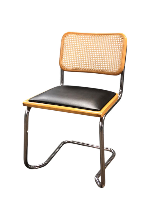 Rottingstol Klassisk Bauhausstolar med fodrad svart konstläder sits och rotting rygg.
Sits märkt "Made in italy". 
Bra begagnat skick och stapelbar. Cesca  stol med flätad rotting. Designstol i klassisk stil. 
Designstol Frisvinger karmstol i klassiska design.
Höjd: ca 84,5 cm
Bredd: ca 48 cm
Djup: ca 52cm
Sitthöjd: ca 49 cm