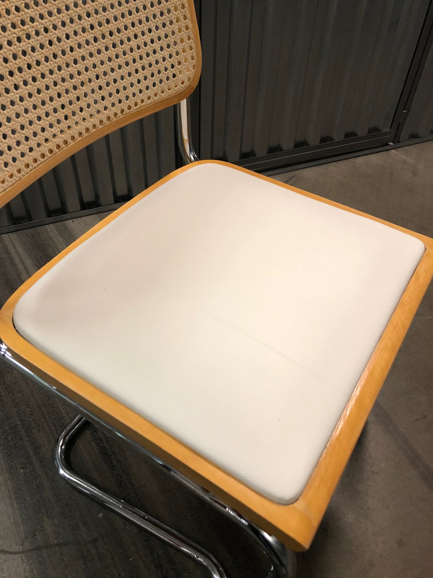 Rottingstol Klassisk Bauhausstolar med fodrad vit konstläder sits och rotting rygg.
Sits märkt "Made in italy". 
Bra begagnat skick och stapelbar. Cesca  stol med flätad rotting. Designstol i klassisk stil. 
Designstol Frisvinger karmstol i klassiska design.
Höjd: ca 84,5 cm
Bredd: ca 48 cm
Djup: ca 52cm
Sitthöjd: ca 49 cm