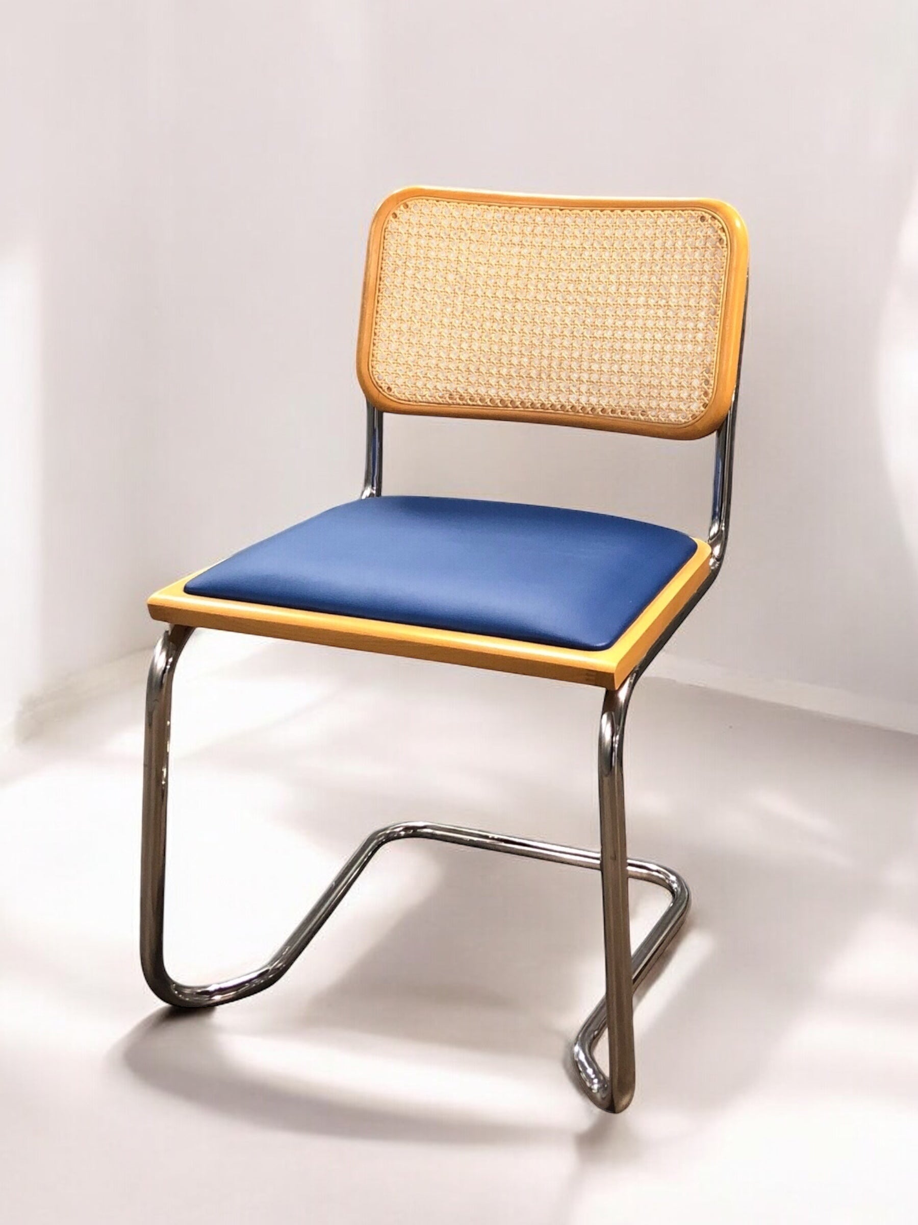 Rottingstol Klassisk Bauhausstolar med fodrad blå konstläder sits och rotting rygg.
Sits märkt "Made in italy". 
Bra begagnat skick och stapelbar. Cesca  stol med flätad rotting. Designstol i klassisk stil. 
Designstol Frisvinger karmstol i klassiska design.
Höjd: ca 84,5 cm
Bredd: ca 48 cm
Djup: ca 52cm
Sitthöjd: ca 49 cm