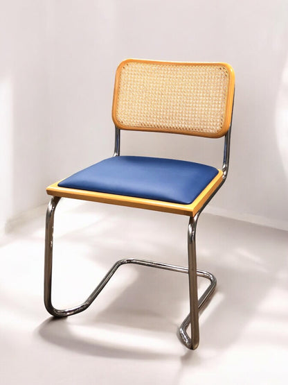 Rottingstol Klassisk Bauhausstolar med fodrad blå konstläder sits och rotting rygg.
Sits märkt "Made in italy". 
Bra begagnat skick och stapelbar. Cesca  stol med flätad rotting. Designstol i klassisk stil. 
Designstol Frisvinger karmstol i klassiska design.
Höjd: ca 84,5 cm
Bredd: ca 48 cm
Djup: ca 52cm
Sitthöjd: ca 49 cm