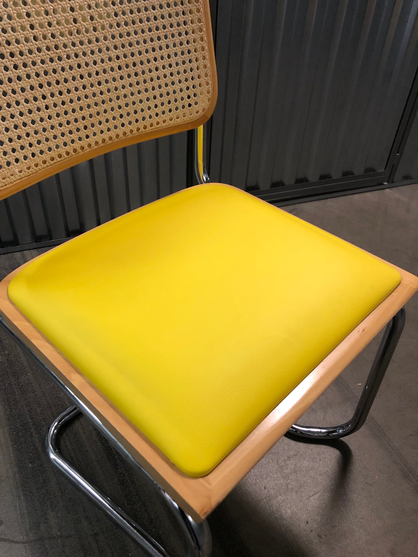 Rottingstol Klassisk Bauhausstolar med fodrad gul konstläder sits och rotting rygg.
Sits märkt "Made in italy". 
Bra begagnat skick och stapelbar. Cesca  stol med flätad rotting. Designstol i klassisk stil. 
Designstol Frisvinger karmstol i klassiska design.
Höjd: ca 84,5 cm
Bredd: ca 48 cm
Djup: ca 52cm
Sitthöjd: ca 49 cm