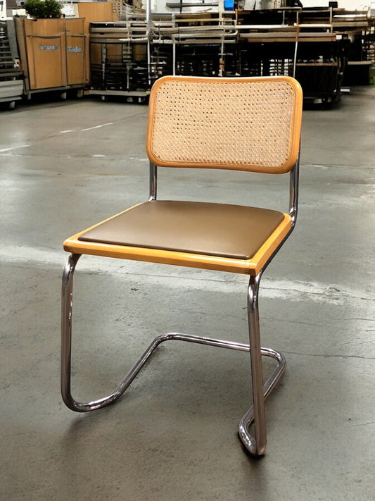 Rottingstol Klassisk Bauhausstolar med fodrad khaki konstläder sits och rotting rygg.
Sits märkt "Made in italy". 
Bra begagnat skick och stapelbar. Cesca  stol med flätad rotting. Designstol i klassisk stil. 
Designstol Frisvinger karmstol i klassiska design.
Höjd: ca 84,5 cm
Bredd: ca 48 cm
Djup: ca 52cm
Sitthöjd: ca 49 cm