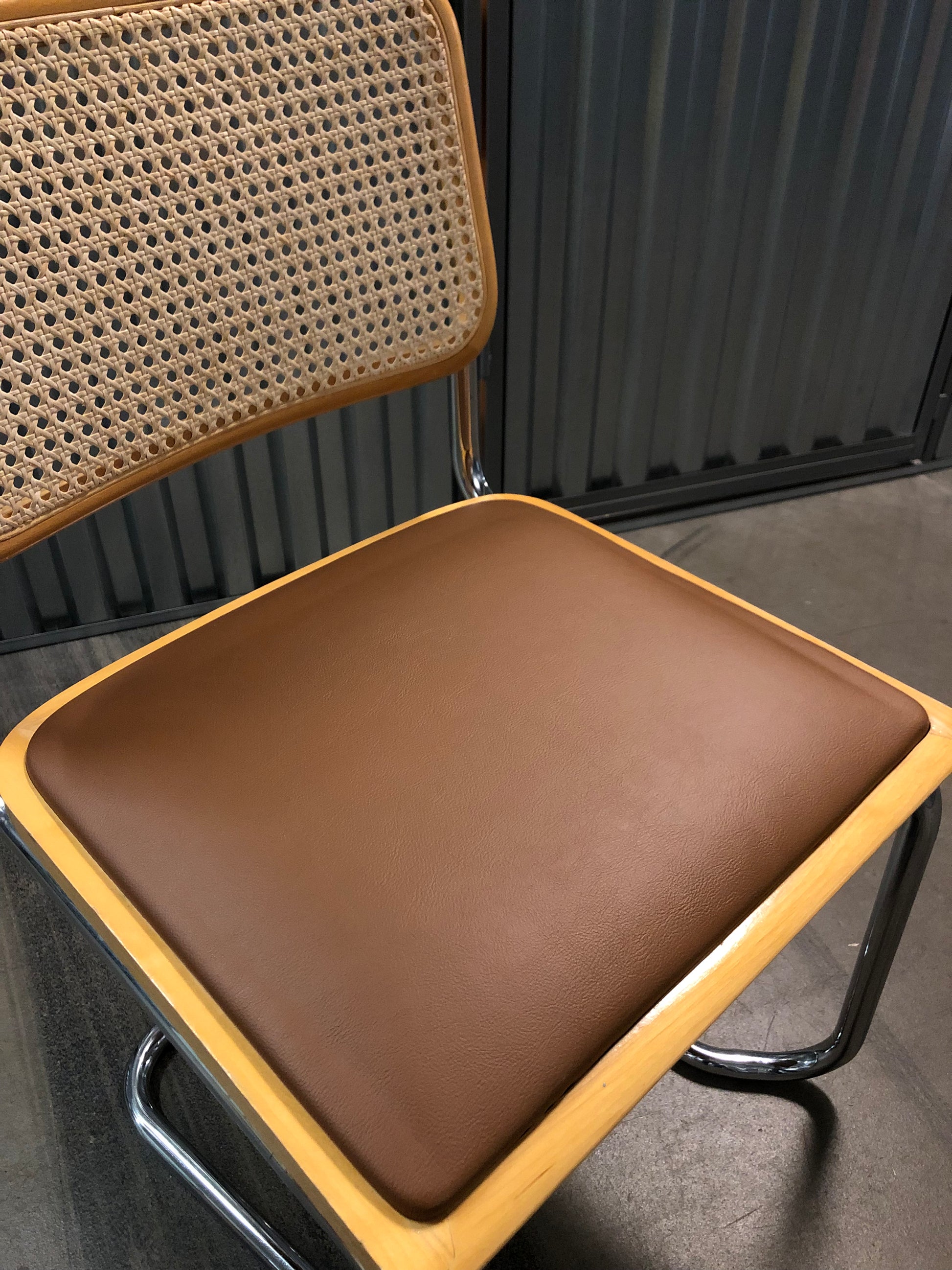 Rottingstol Klassisk Bauhausstolar med fodrad ljusbrun konstläder sits och rotting rygg.
Sits märkt "Made in italy". 
Bra begagnat skick och stapelbar. Cesca  stol med flätad rotting. Designstol i klassisk stil. 
Designstol Frisvinger karmstol i klassiska design.
Höjd: ca 84,5 cm
Bredd: ca 48 cm
Djup: ca 52cm
Sitthöjd: ca 49 cm