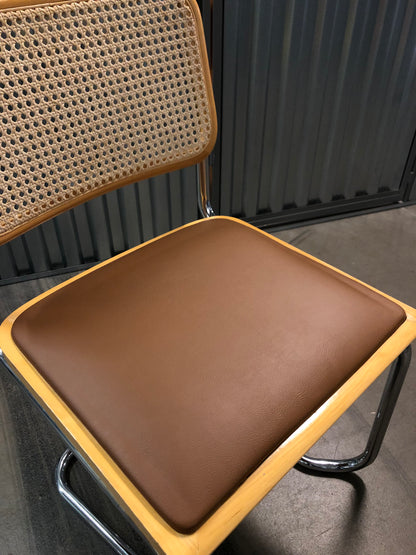 Rottingstol Klassisk Bauhausstolar med fodrad ljusbrun konstläder sits och rotting rygg.
Sits märkt "Made in italy". 
Bra begagnat skick och stapelbar. Cesca  stol med flätad rotting. Designstol i klassisk stil. 
Designstol Frisvinger karmstol i klassiska design.
Höjd: ca 84,5 cm
Bredd: ca 48 cm
Djup: ca 52cm
Sitthöjd: ca 49 cm