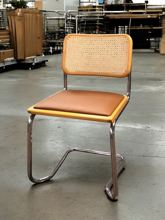 Rottingstol Klassisk Bauhausstolar med fodrad ljusbrun konstläder sits och rotting rygg.
Sits märkt "Made in italy". 
Bra begagnat skick och stapelbar. Cesca  stol med flätad rotting. Designstol i klassisk stil. 
Designstol Frisvinger karmstol i klassiska design.
Höjd: ca 84,5 cm
Bredd: ca 48 cm
Djup: ca 52cm
Sitthöjd: ca 49 cm