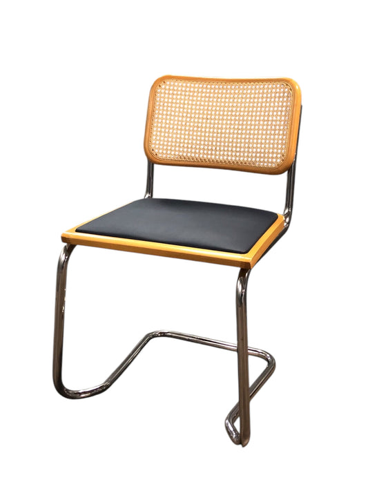 Rottingstol Klassisk Bauhausstolar med fodra marinblå konstläder sits och rotting rygg.Sits märkt "Made in italy". Bra begagnat skick. Cesca  stol med flätad rotting. Designstol i klassisk stil. 
Höjd: ca 84,5 cm
Bredd: ca 48 cm
Djup: ca 52cm
Sitthöjd: ca 49 cm
