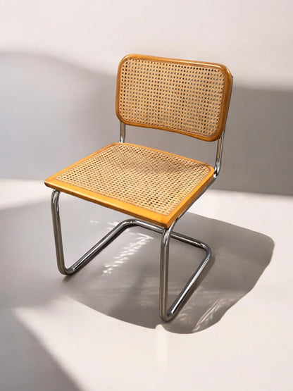 Rottingstol Klassisk Bauhausstolar med sits och rotting rygg.
Sits märkt "Made in italy". 
Bra begagnat skick och rak stomme och ben i krom. Cesca  stol med flätad rotting. Designstol i klassisk stil. 
Designstol Frisvinger karmstol i klassiska design.
Höjd: ca 84,5 cm
Bredd: ca 48 cm
Djup: ca 52cm
Sitthöjd: ca 49 cm