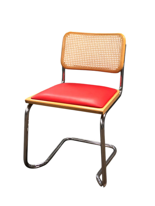 Rottingstol Klassisk Bauhausstolar med fodrad röd konstläder sits och rotting rygg.
Sits märkt "Made in italy". 
Bra begagnat skick och stapelbar. Cesca  stol med flätad rotting. Designstol i klassisk stil. 
Designstol Frisvinger karmstol i klassiska design.
Höjd: ca 84,5 cm
Bredd: ca 48 cm
Djup: ca 52cm
Sitthöjd: ca 49 cm