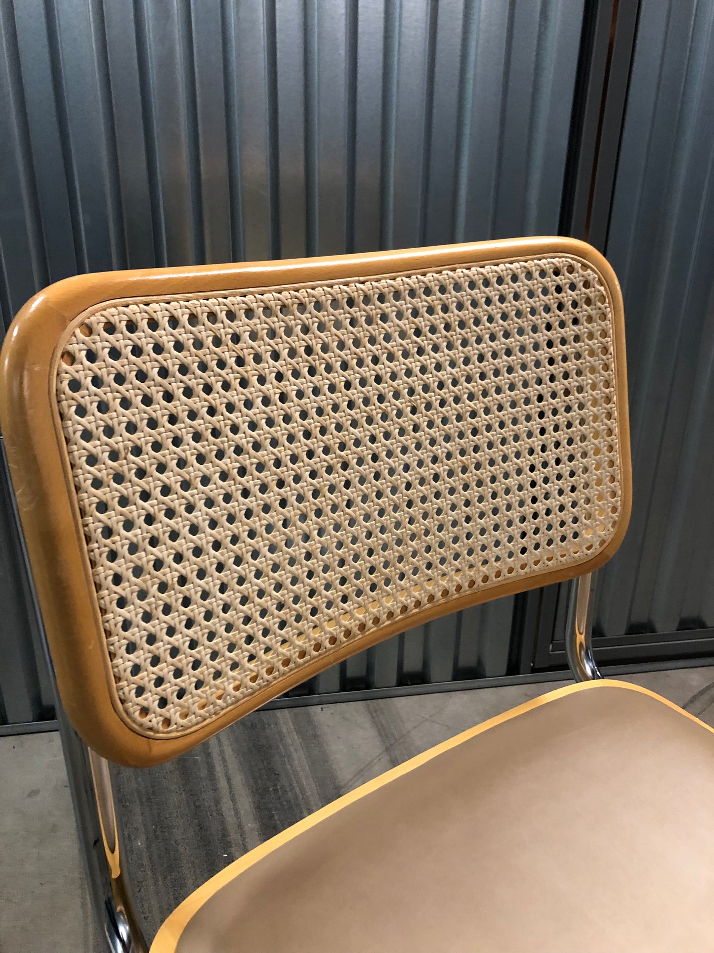 Rottingstol Klassisk Bauhausstolar med fodrad beige konstläder sits och rotting rygg.
Sits märkt "Made in italy". 
Bra begagnat skick och stapelbar. Cesca  stol med flätad rotting. Designstol i klassisk stil. 
Designstol Frisvinger karmstol i klassiska design.
Höjd: ca 84,5 cm
Bredd: ca 48 cm
Djup: ca 52cm
Sitthöjd: ca 49 cm
