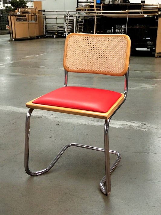 Rottingstol Klassisk Bauhausstolar med fodrad röd konstläder sits och rotting rygg.
Sits märkt "Made in italy". 
Bra begagnat skick och stapelbar. Cesca  stol med flätad rotting. Designstol i klassisk stil. 
Designstol Frisvinger karmstol i klassiska design.
Höjd: ca 84,5 cm
Bredd: ca 48 cm
Djup: ca 52cm
Sitthöjd: ca 49 cm