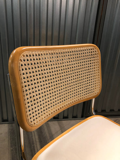 Rottingstol Klassisk Bauhausstolar med fodrad vit konstläder sits och rotting rygg.
Sits märkt "Made in italy". 
Bra begagnat skick och stapelbar. Cesca  stol med flätad rotting. Designstol i klassisk stil. 
Designstol Frisvinger karmstol i klassiska design.
Höjd: ca 84,5 cm
Bredd: ca 48 cm
Djup: ca 52cm
Sitthöjd: ca 49 cm