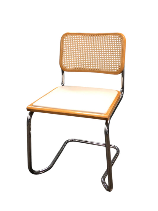 Rottingstol Klassisk Bauhausstolar med fodrad vit konstläder sits och rotting rygg.
Sits märkt "Made in italy". 
Bra begagnat skick och stapelbar. Cesca  stol med flätad rotting. Designstol i klassisk stil. 
Designstol Frisvinger karmstol i klassiska design.
Höjd: ca 84,5 cm
Bredd: ca 48 cm
Djup: ca 52cm
Sitthöjd: ca 49 cm