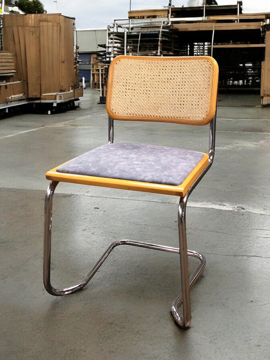 Rottingstol Klassisk Bauhausstolar med fodrad jeans konstläder sits och rotting rygg.
Sits märkt "Made in italy". 
Bra begagnat skick och stapelbar. Cesca  stol med flätad rotting. Designstol i klassisk stil. 
Designstol Frisvinger karmstol i klassiska design.
Höjd: ca 84,5 cm
Bredd: ca 48 cm
Djup: ca 52cm
Sitthöjd: ca 49 cm