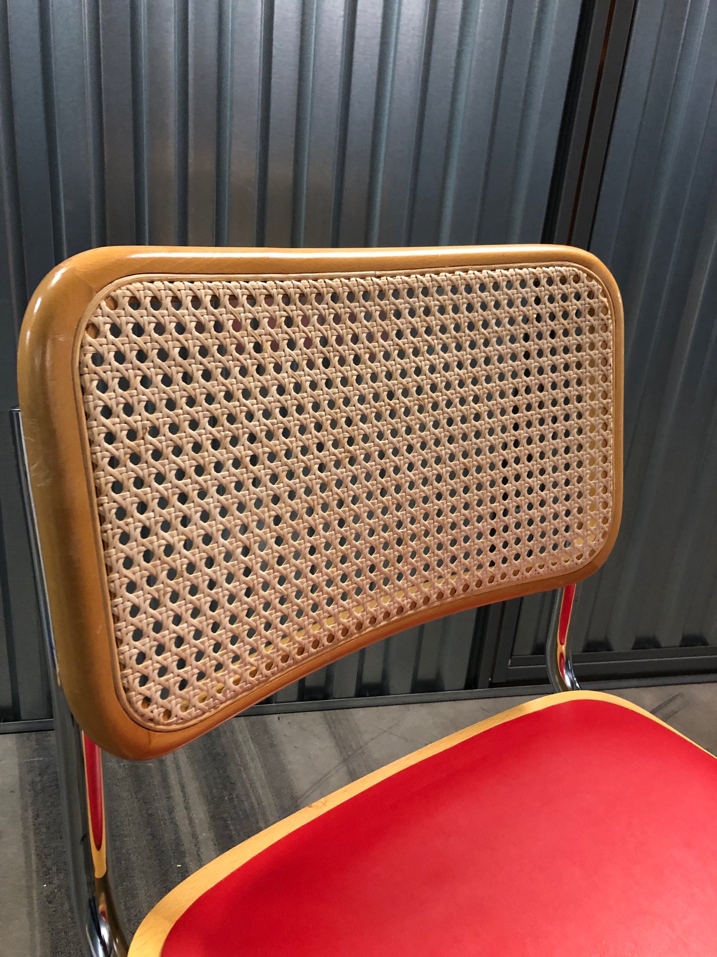 Rottingstol Klassisk Bauhausstolar med fodrad röd konstläder sits och rotting rygg.
Sits märkt "Made in italy". 
Bra begagnat skick och stapelbar. Cesca  stol med flätad rotting. Designstol i klassisk stil. 
Designstol Frisvinger karmstol i klassiska design.
Höjd: ca 84,5 cm
Bredd: ca 48 cm
Djup: ca 52cm
Sitthöjd: ca 49 cm