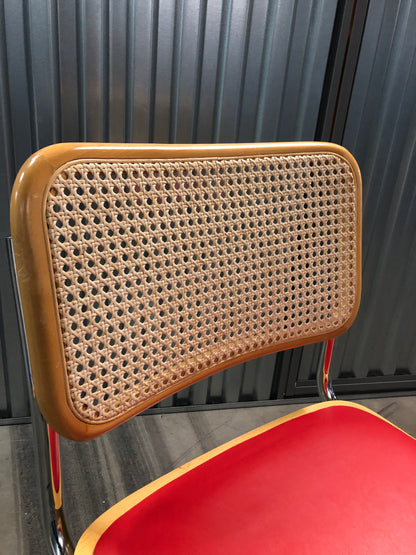 Rottingstol Klassisk Bauhausstolar med fodrad röd konstläder sits och rotting rygg.
Sits märkt "Made in italy". 
Bra begagnat skick och stapelbar. Cesca  stol med flätad rotting. Designstol i klassisk stil. 
Designstol Frisvinger karmstol i klassiska design.
Höjd: ca 84,5 cm
Bredd: ca 48 cm
Djup: ca 52cm
Sitthöjd: ca 49 cm