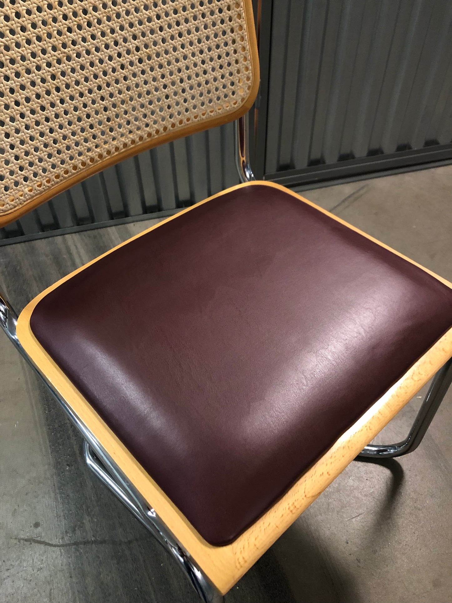 Rottingstol Klassisk Bauhausstolar med fodrad vinröd konstläder sits och rotting rygg.
Sits märkt "Made in italy". 
Bra begagnat skick och stapelbar. Cesca  stol med flätad rotting. Designstol i klassisk stil. 
Designstol Frisvinger karmstol i klassiska design.
Höjd: ca 84,5 cm
Bredd: ca 48 cm
Djup: ca 52cm
Sitthöjd: ca 49 cm