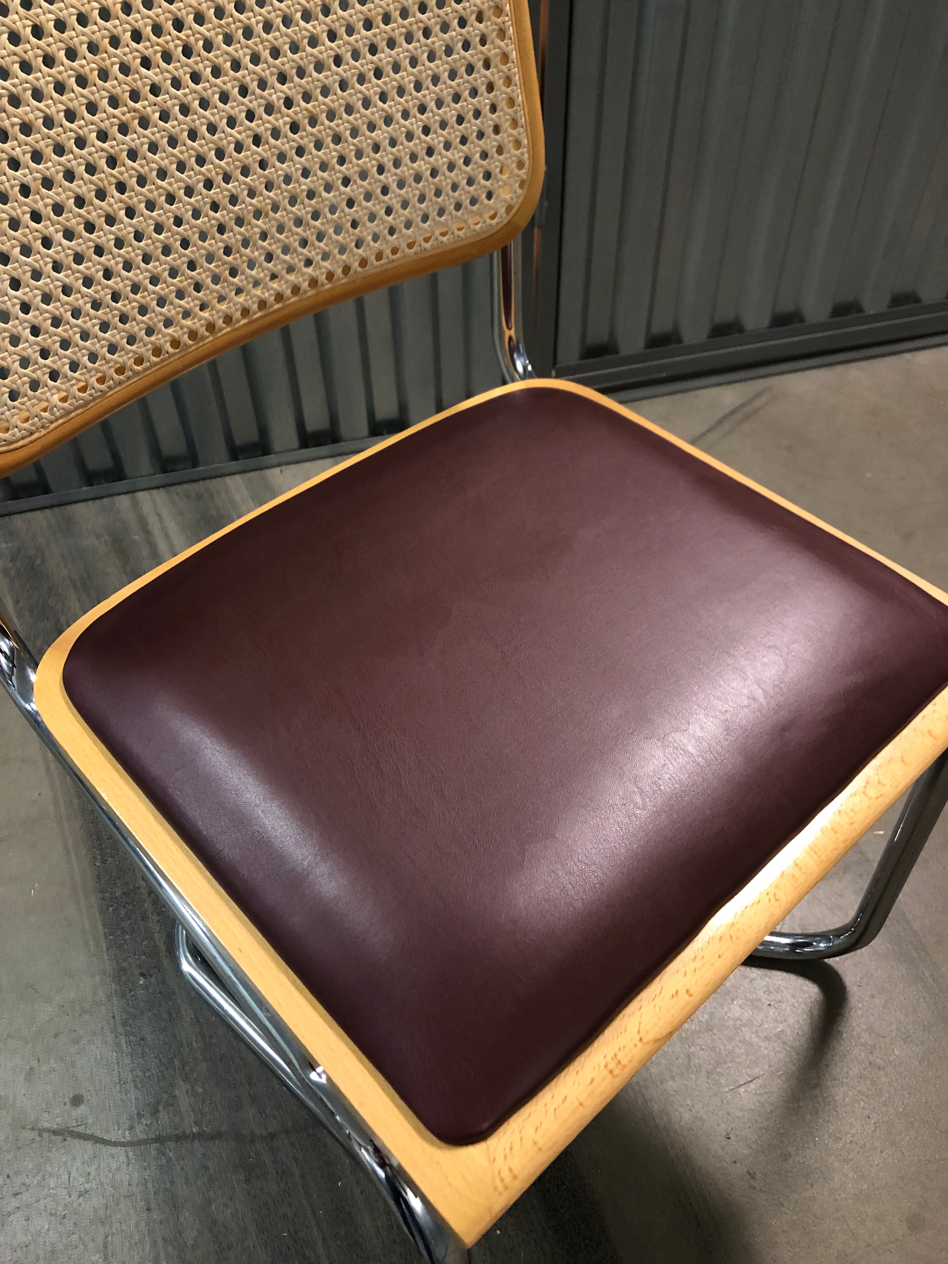 Rottingstol Klassisk Bauhausstolar med fodrad vinröd konstläder sits och rotting rygg.
Sits märkt "Made in italy". 
Bra begagnat skick och stapelbar. Cesca  stol med flätad rotting. Designstol i klassisk stil. 
Designstol Frisvinger karmstol i klassiska design.
Höjd: ca 84,5 cm
Bredd: ca 48 cm
Djup: ca 52cm
Sitthöjd: ca 49 cm