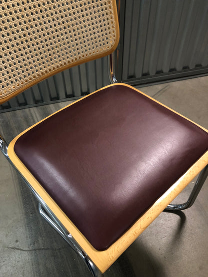 Rottingstol Klassisk Bauhausstolar med fodrad vinröd konstläder sits och rotting rygg.
Sits märkt "Made in italy". 
Bra begagnat skick och stapelbar. Cesca  stol med flätad rotting. Designstol i klassisk stil. 
Designstol Frisvinger karmstol i klassiska design.
Höjd: ca 84,5 cm
Bredd: ca 48 cm
Djup: ca 52cm
Sitthöjd: ca 49 cm