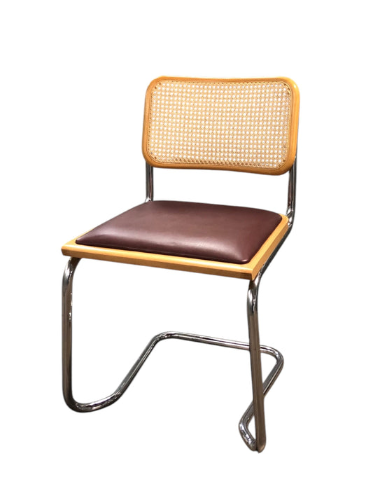 Rottingstol Klassisk Bauhausstolar med fodrad vinröd konstläder sits och rotting rygg.
Sits märkt "Made in italy". 
Bra begagnat skick och stapelbar. Cesca  stol med flätad rotting. Designstol i klassisk stil. 
Designstol Frisvinger karmstol i klassiska design.
Höjd: ca 84,5 cm
Bredd: ca 48 cm
Djup: ca 52cm
Sitthöjd: ca 49 cm