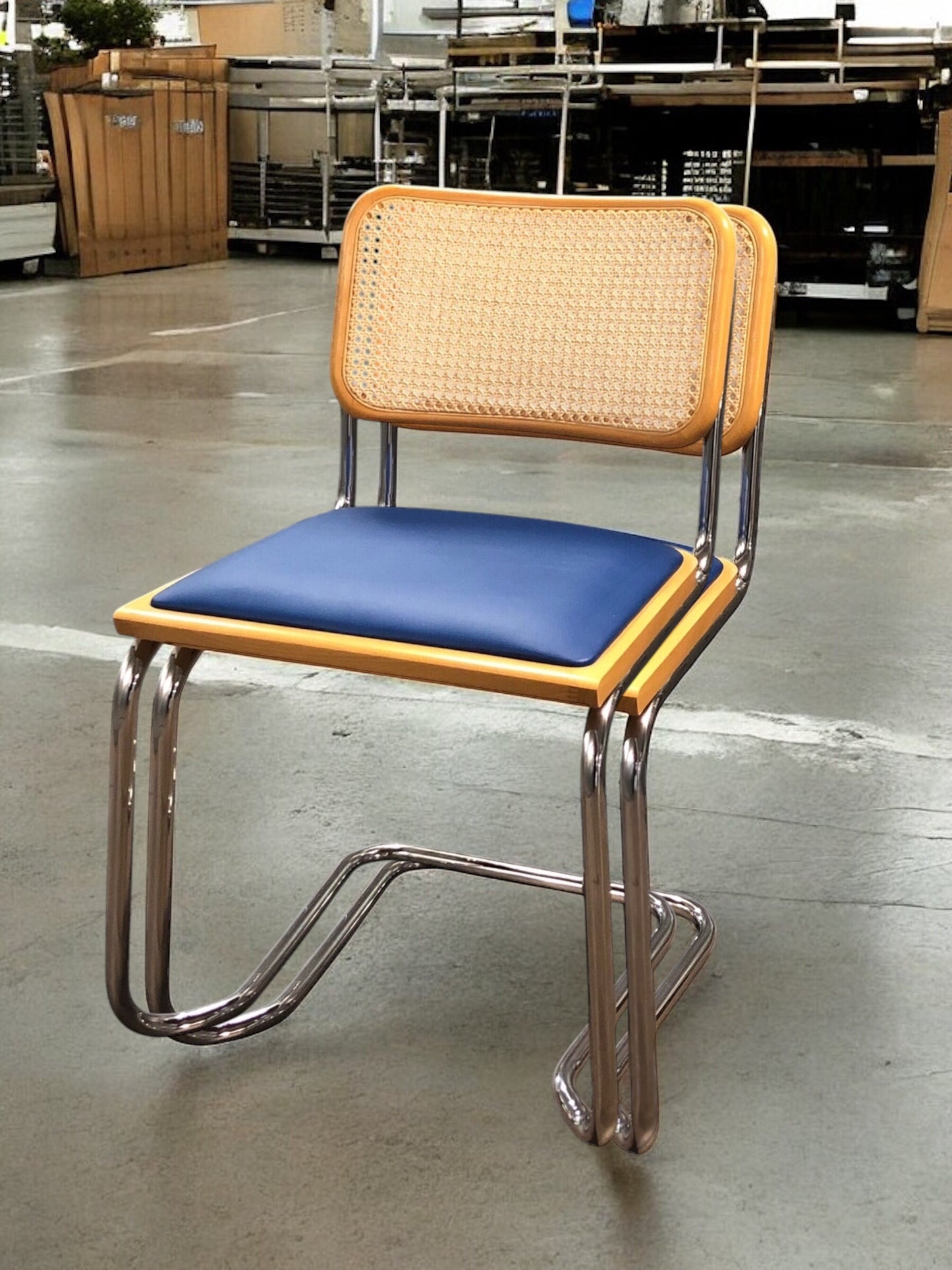 Rottingstol Klassisk Bauhausstolar med fodrad blå konstläder sits och rotting rygg.
Sits märkt "Made in italy". 
Bra begagnat skick och stapelbar. Cesca  stol med flätad rotting. Designstol i klassisk stil. 
Designstol Frisvinger karmstol i klassiska design.
Höjd: ca 84,5 cm
Bredd: ca 48 cm
Djup: ca 52cm
Sitthöjd: ca 49 cm