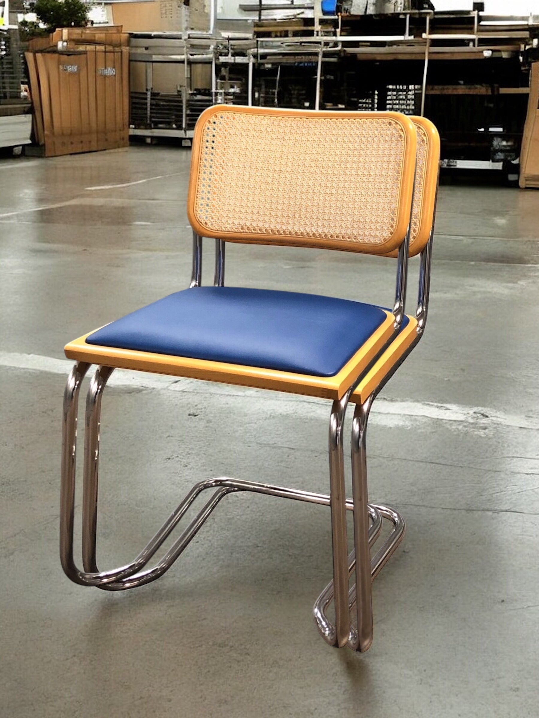 Rottingstol Klassisk Bauhausstolar med fodrad blå konstläder sits och rotting rygg.
Sits märkt "Made in italy". 
Bra begagnat skick och stapelbar. Cesca  stol med flätad rotting. Designstol i klassisk stil. 
Designstol Frisvinger karmstol i klassiska design.
Höjd: ca 84,5 cm
Bredd: ca 48 cm
Djup: ca 52cm
Sitthöjd: ca 49 cm