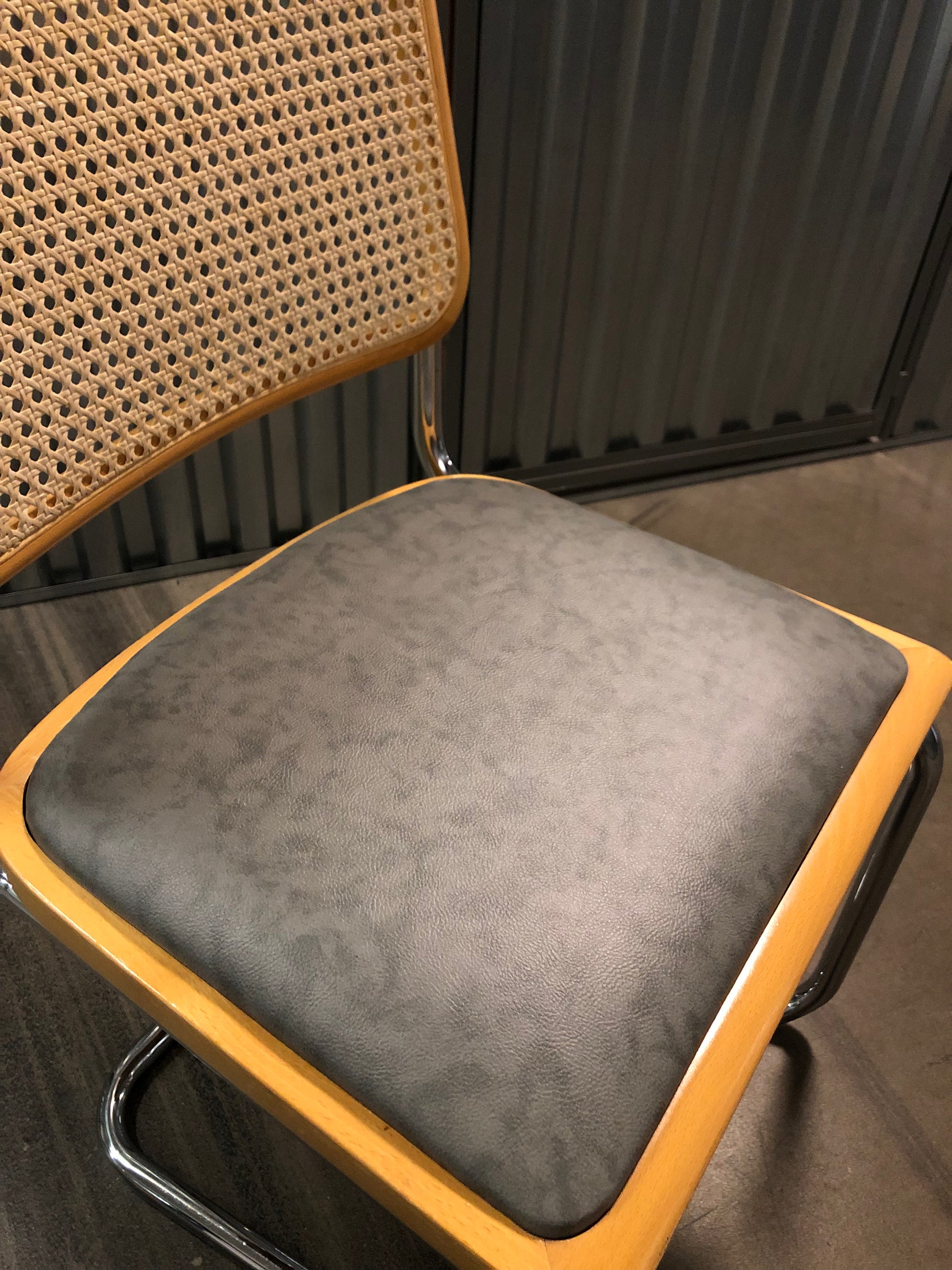 Rottingstol Klassisk Bauhausstol med fodrad gråmelerad konstläder sits och rotting rygg.
Sits märkt "Made in italy". 
Bra begagnat skick och stapelbar. Cesca  stol med flätad rotting. Designstol i klassisk stil. 
Designstol Frisvinger karmstol i klassiska design.
Höjd: ca 84,5 cm
Bredd: ca 48 cm
Djup: ca 52cm
Sitthöjd: ca 49 cm