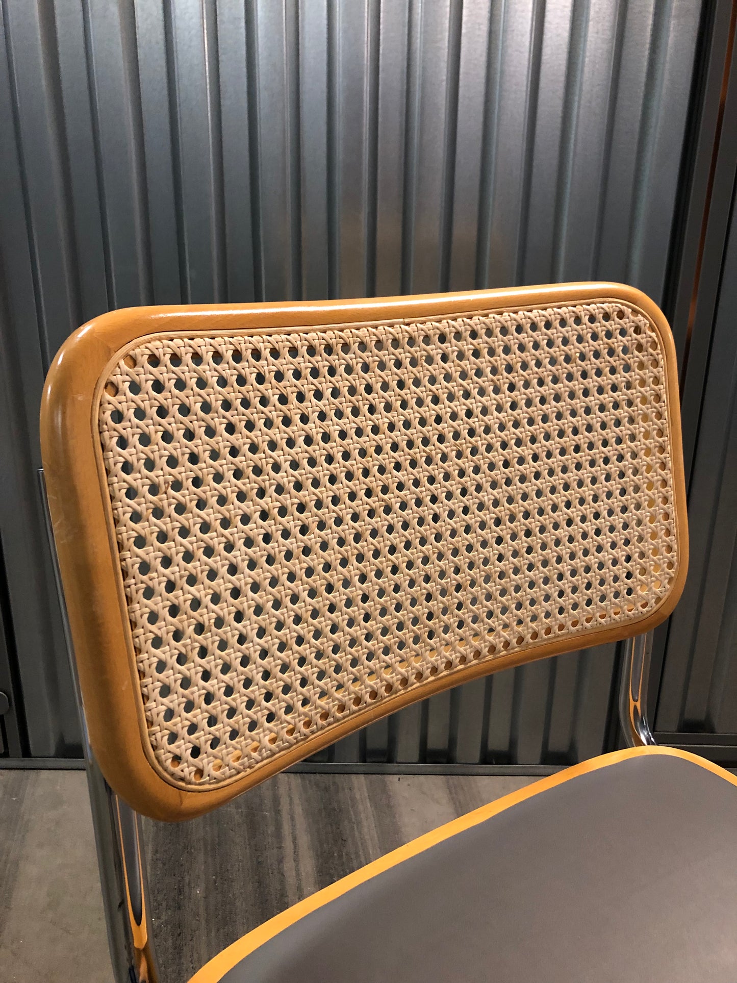 Rottingstol Klassisk Bauhausstolar med fodrad grå konstläder sits och rotting rygg.
Sits märkt "Made in italy". 
Bra begagnat skick och stapelbar. Cesca  stol med flätad rotting. Designstol i klassisk stil. 
Designstol Frisvinger karmstol i klassiska design.
Höjd: ca 84,5 cm
Bredd: ca 48 cm
Djup: ca 52cm
Sitthöjd: ca 49 cm