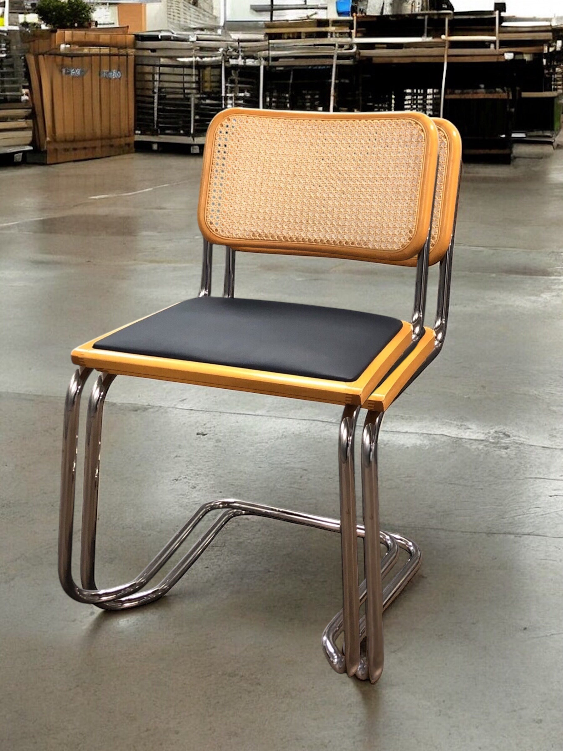 Rottingstol Klassisk Bauhausstolar med fodra marinblå konstläder sits och rotting rygg.Sits märkt "Made in italy". Bra begagnat skick. Cesca  stol med flätad rotting. Designstol i klassisk stil. 
Höjd: ca 84,5 cm
Bredd: ca 48 cm
Djup: ca 52cm
Sitthöjd: ca 49 cm