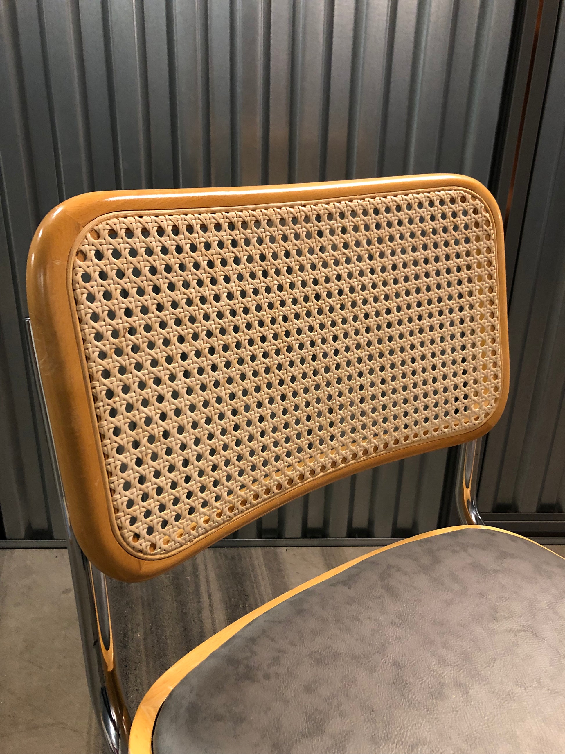 RottingstolKlassisk Bauhausstol med fodrad gråmelerad konstläder sits och rotting rygg.
Sits märkt "Made in italy". 
Bra begagnat skick och stapelbar. Cesca  stol med flätad rotting. Designstol i klassisk stil. 
Designstol Frisvinger karmstol i klassiska design.
Höjd: ca 84,5 cm
Bredd: ca 48 cm
Djup: ca 52cm
Sitthöjd: ca 49 cm