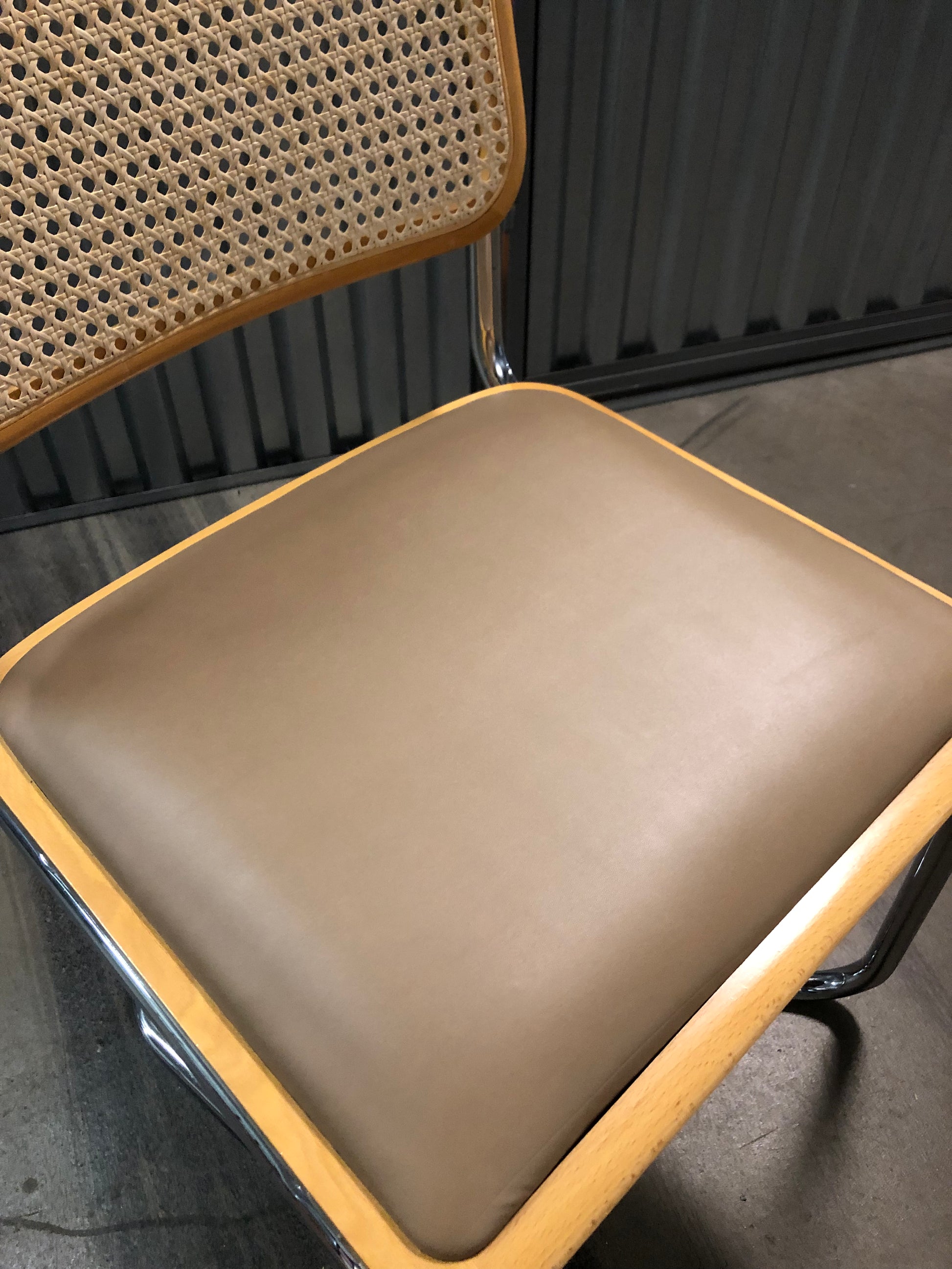 Rottingstol Klassisk Bauhausstolar med fodrad beige konstläder sits och rotting rygg.
Sits märkt "Made in italy". 
Bra begagnat skick och stapelbar. Cesca  stol med flätad rotting. Designstol i klassisk stil. 
Designstol Frisvinger karmstol i klassiska design.
Höjd: ca 84,5 cm
Bredd: ca 48 cm
Djup: ca 52cm
Sitthöjd: ca 49 cm