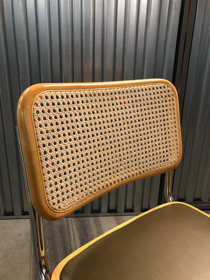Rottingstol Klassisk Bauhausstolar med fodrad khaki konstläder sits och rotting rygg.
Sits märkt "Made in italy". 
Bra begagnat skick och stapelbar. Cesca  stol med flätad rotting. Designstol i klassisk stil. 
Designstol Frisvinger karmstol i klassiska design.
Höjd: ca 84,5 cm
Bredd: ca 48 cm
Djup: ca 52cm
Sitthöjd: ca 49 cm