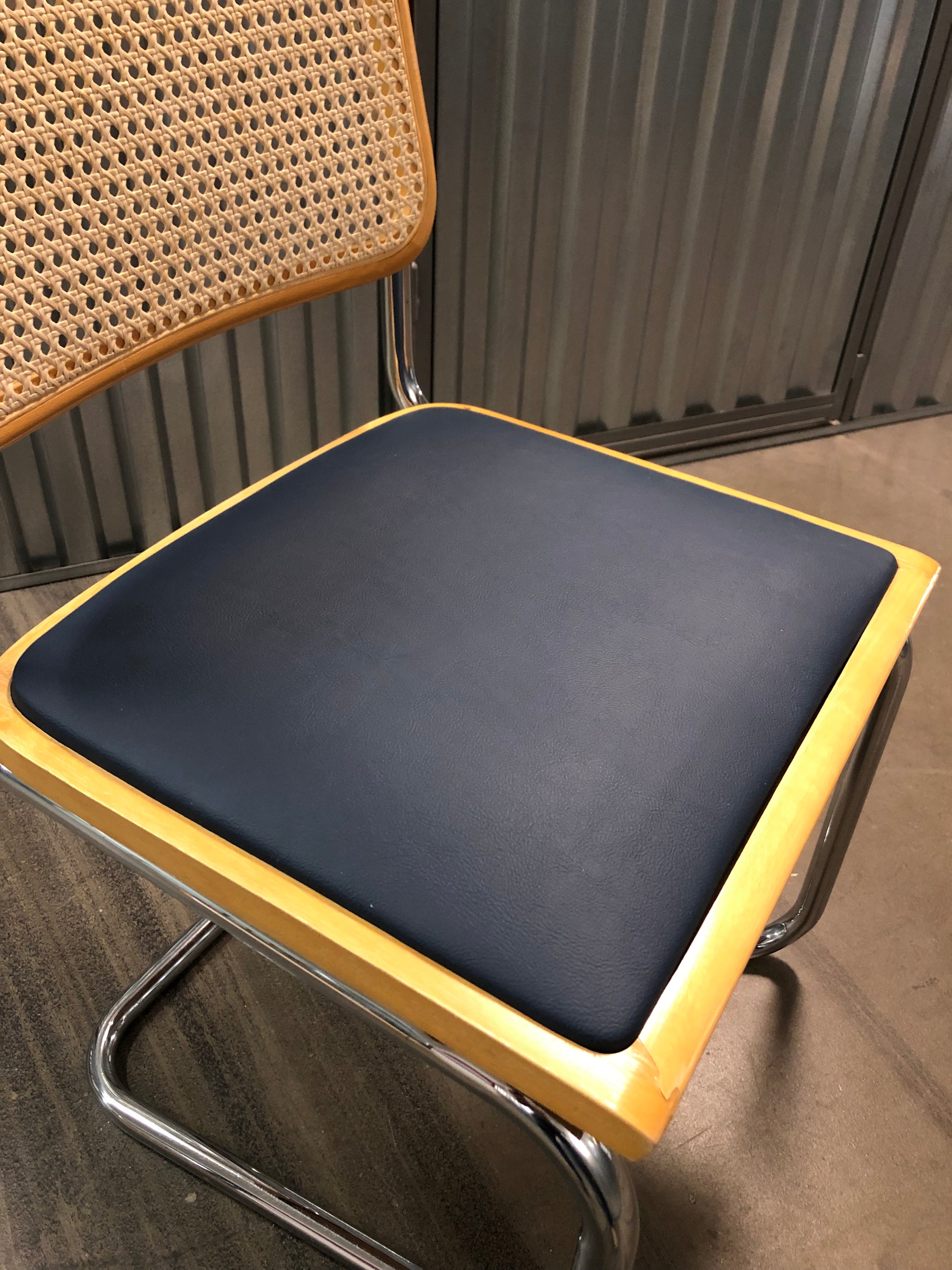 Rottingstol Klassisk Bauhausstolar med fodra marinblå konstläder sits och rotting rygg.Sits märkt "Made in italy". Bra begagnat skick. Cesca  stol med flätad rotting. Designstol i klassisk stil. 
Höjd: ca 84,5 cm
Bredd: ca 48 cm
Djup: ca 52cm
Sitthöjd: ca 49 cm