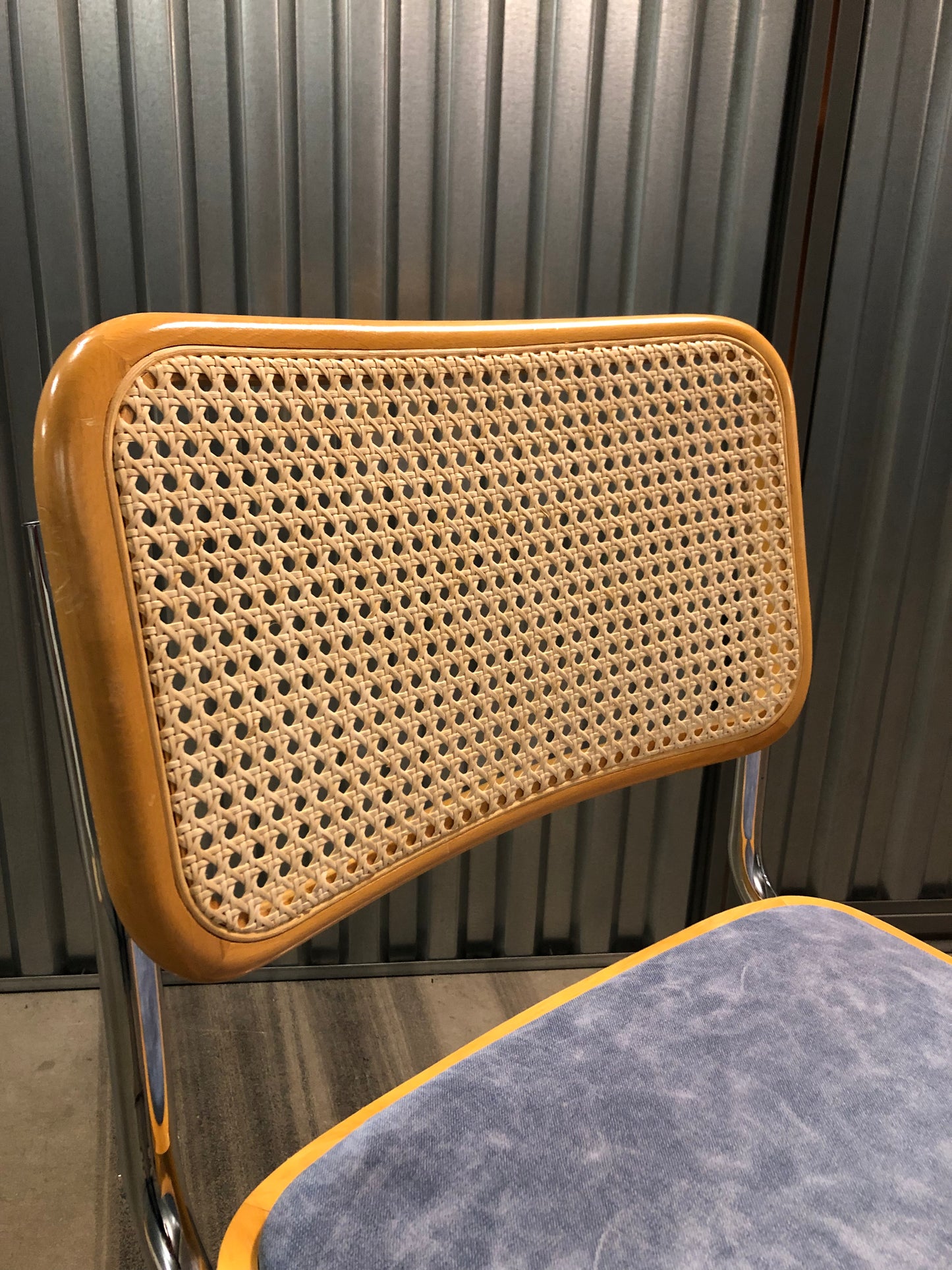Rottingstol Klassisk Bauhausstolar med fodrad jeans konstläder sits och rotting rygg.
Sits märkt "Made in italy". 
Bra begagnat skick och stapelbar. Cesca  stol med flätad rotting. Designstol i klassisk stil. 
Designstol Frisvinger karmstol i klassiska design.
Höjd: ca 84,5 cm
Bredd: ca 48 cm
Djup: ca 52cm
Sitthöjd: ca 49 cm