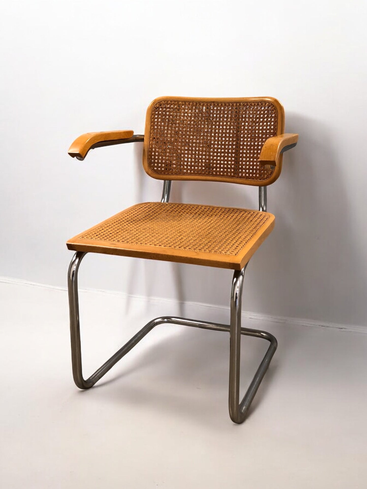 Rottingstol Klassisk Bauhausstolar med armstöd i rotting sits & rygg.
Sits märkt "Made in italy". Bra begagnat skick.
Höjd: ca 84,5 cm
Bredd: ca 48 cm
Djup: ca 52cm
Sitthöjd: ca 49 cm