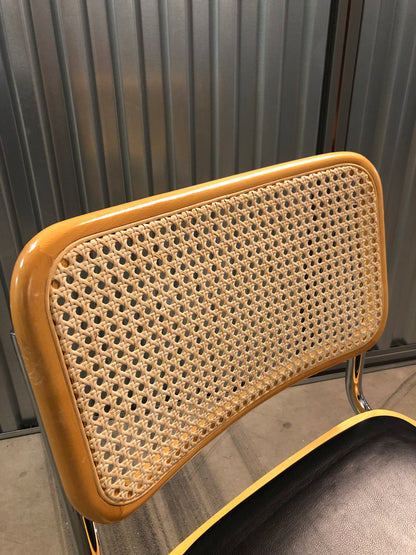 Rottingstol Klassisk Bauhausstolar med fodrad svart konstläder sits och rotting rygg.
Sits märkt "Made in italy". 
Bra begagnat skick och stapelbar. Cesca  stol med flätad rotting. Designstol i klassisk stil. 
Designstol Frisvinger karmstol i klassiska design.
Höjd: ca 84,5 cm
Bredd: ca 48 cm
Djup: ca 52cm
Sitthöjd: ca 49 cm