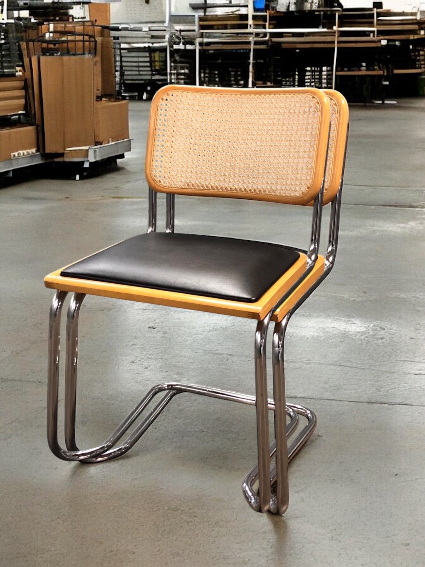 Rottingstol Klassisk Bauhausstolar med fodrad svart konstläder sits och rotting rygg.
Sits märkt "Made in italy". 
Bra begagnat skick och stapelbar. Cesca  stol med flätad rotting. Designstol i klassisk stil. 
Designstol Frisvinger karmstol i klassiska design.
Höjd: ca 84,5 cm
Bredd: ca 48 cm
Djup: ca 52cm
Sitthöjd: ca 49 cm