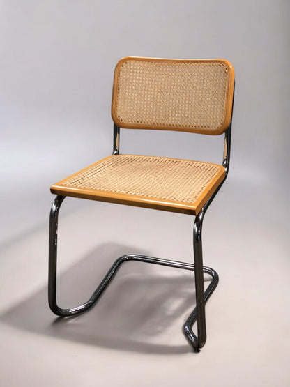 Rottingstol, Klassisk Bauhausstolar med sits och rotting rygg.
Sits märkt "Made in italy". 
Bra begagnat skick och stapelbar. Cesca  stol med flätad rotting. Designstol i klassisk stil. 
Designstol Frisvinger karmstol i klassiska design.
Höjd: ca 84,5 cm
Bredd: ca 48 cm
Djup: ca 52cm
Sitthöjd: ca 49 cm