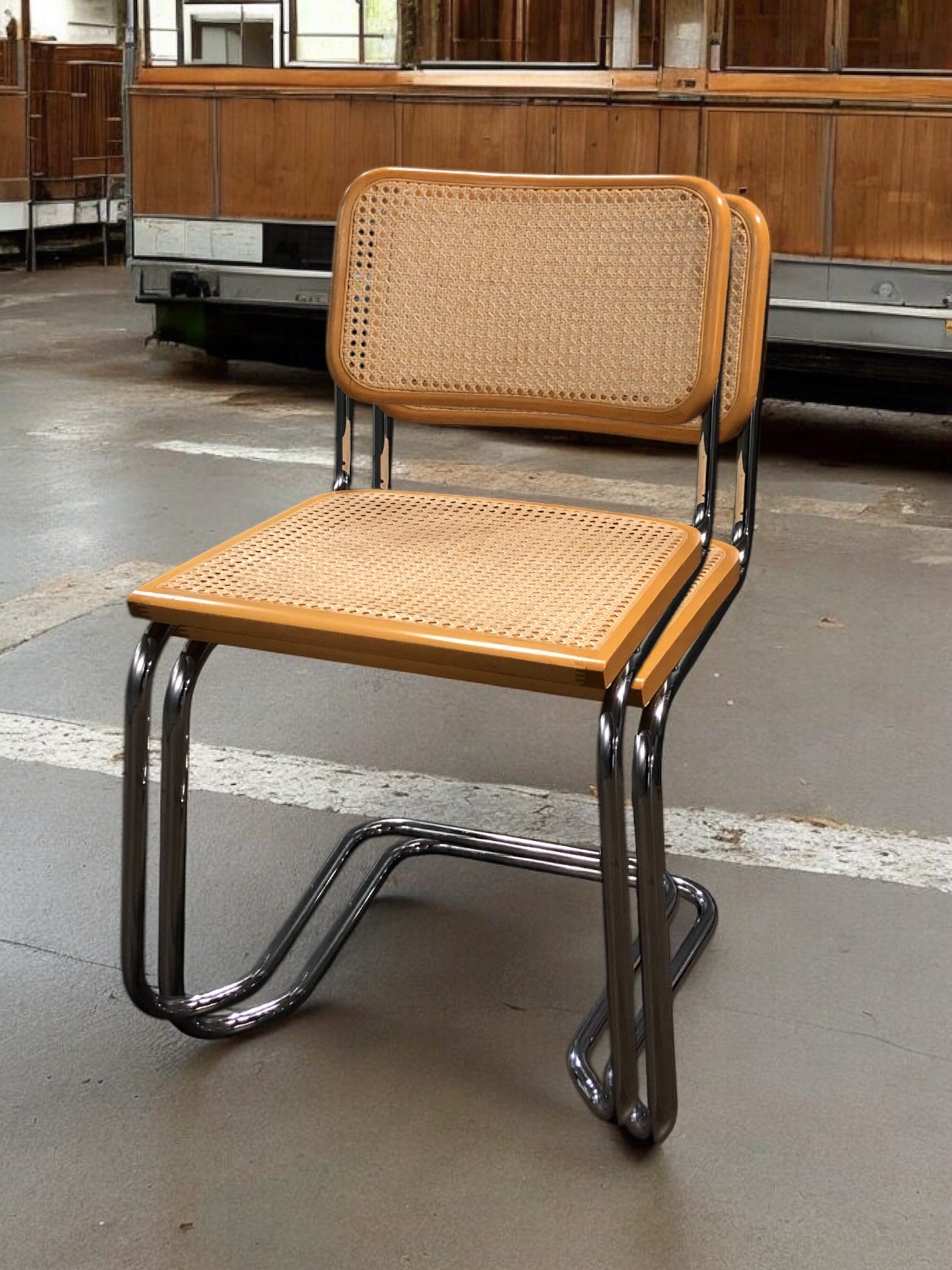 Rottingstolar, Klassisk Bauhausstolar med sits och rotting rygg.
Sits märkt "Made in italy". 
Bra begagnat skick och stapelbar. Cesca  stol med flätad rotting. Designstol i klassisk stil. 
Designstol Frisvinger karmstol i klassiska design.
Höjd: ca 84,5 cm
Bredd: ca 48 cm
Djup: ca 52cm
Sitthöjd: ca 49 cm