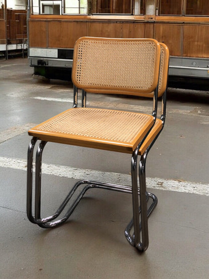 Rottingstolar, Klassisk Bauhausstolar med sits och rotting rygg.
Sits märkt "Made in italy". 
Bra begagnat skick och stapelbar. Cesca  stol med flätad rotting. Designstol i klassisk stil. 
Designstol Frisvinger karmstol i klassiska design.
Höjd: ca 84,5 cm
Bredd: ca 48 cm
Djup: ca 52cm
Sitthöjd: ca 49 cm
