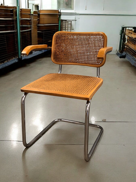 Rottingstol Klassisk Bauhausstolar med armstöd i rotting sits & rygg.
Sits märkt "Made in italy". Bra begagnat skick.
Höjd: ca 84,5 cm
Bredd: ca 48 cm
Djup: ca 52cm
Sitthöjd: ca 49 cm