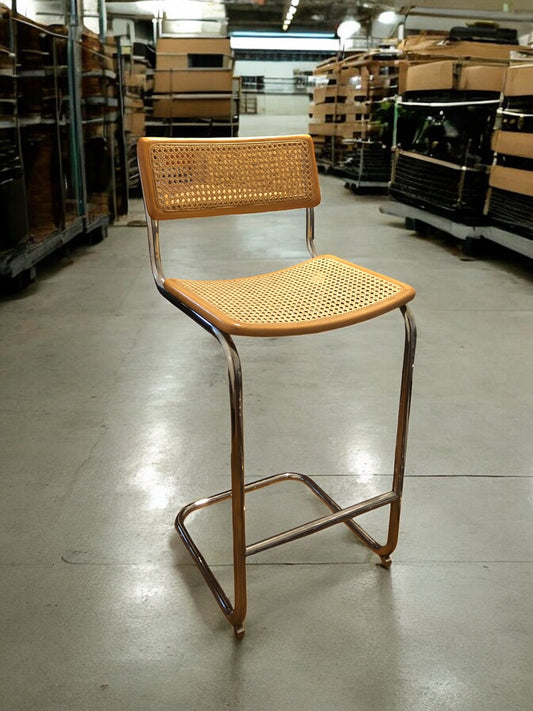 Barstol med rygg i Klassisk Bauhausstil med sits och rotting rygg.
Sits märkt "Made in italy". 
Bra begagnat skick. Cesca  stol med flätad rotting. Designstol i klassisk stil. 
Designstol Frisvinger karmstol i klassiska design.
Höjd: ca 84,5 cm
Bredd: ca 48 cm
Djup: ca 52cm
Sitthöjd: ca 49 cm