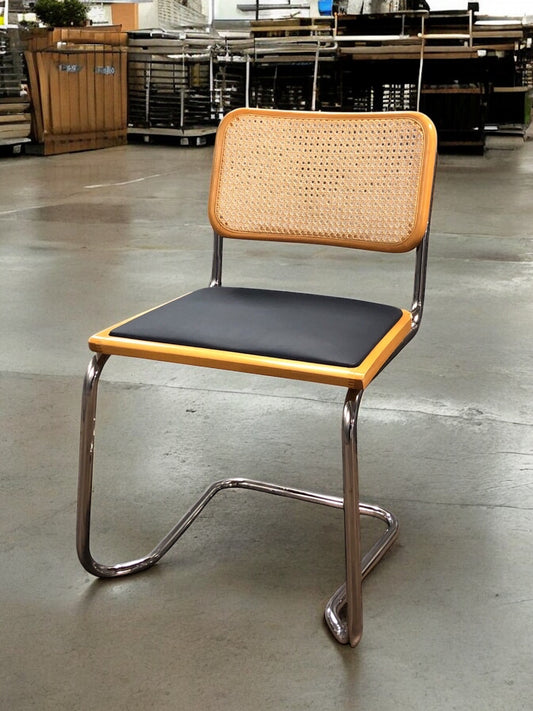 Rottingstol Klassisk Bauhausstolar med fodra marinblå konstläder sits och rotting rygg.Sits märkt "Made in italy". Bra begagnat skick. Cesca  stol med flätad rotting. Designstol i klassisk stil. 
Höjd: ca 84,5 cm
Bredd: ca 48 cm
Djup: ca 52cm
Sitthöjd: ca 49 cm