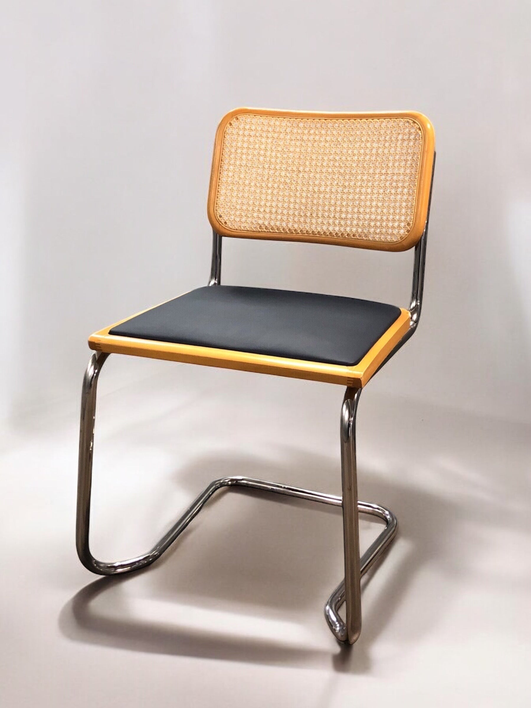 Rottingstol Klassisk Bauhausstolar med fodra marinblå konstläder sits och rotting rygg.Sits märkt "Made in italy". Bra begagnat skick. Cesca  stol med flätad rotting. Designstol i klassisk stil. 
Höjd: ca 84,5 cm
Bredd: ca 48 cm
Djup: ca 52cm
Sitthöjd: ca 49 cm