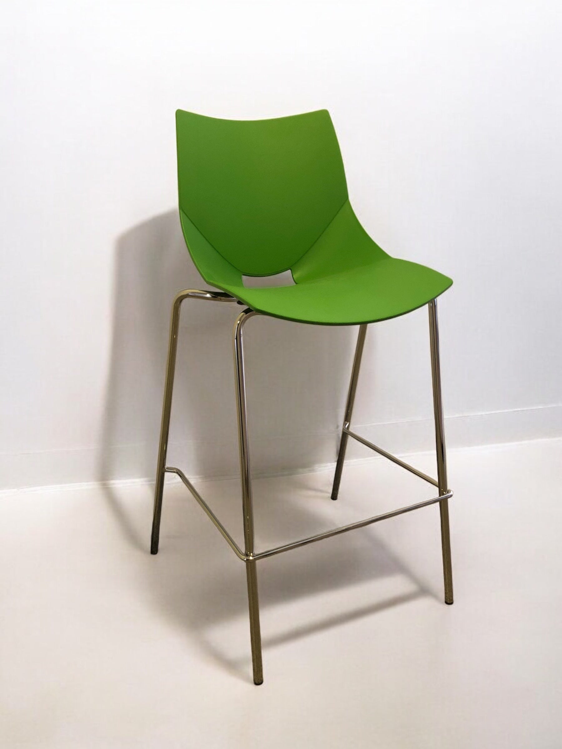 SKAFAB Shell barstol med rygg.
Grön sits, kromade ben, stapelbar.Nyskick.
Sitthöjd: 75 cm
Sittbredd: 44 cm
Sittdjup: 42 cm
Vikt: 5,5 kg
Övrigt: Stapelbar