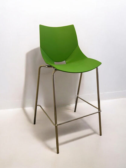 SKAFAB Shell barstol med rygg.
Grön sits, kromade ben, stapelbar.Nyskick.
Sitthöjd: 75 cm
Sittbredd: 44 cm
Sittdjup: 42 cm
Vikt: 5,5 kg
Övrigt: Stapelbar