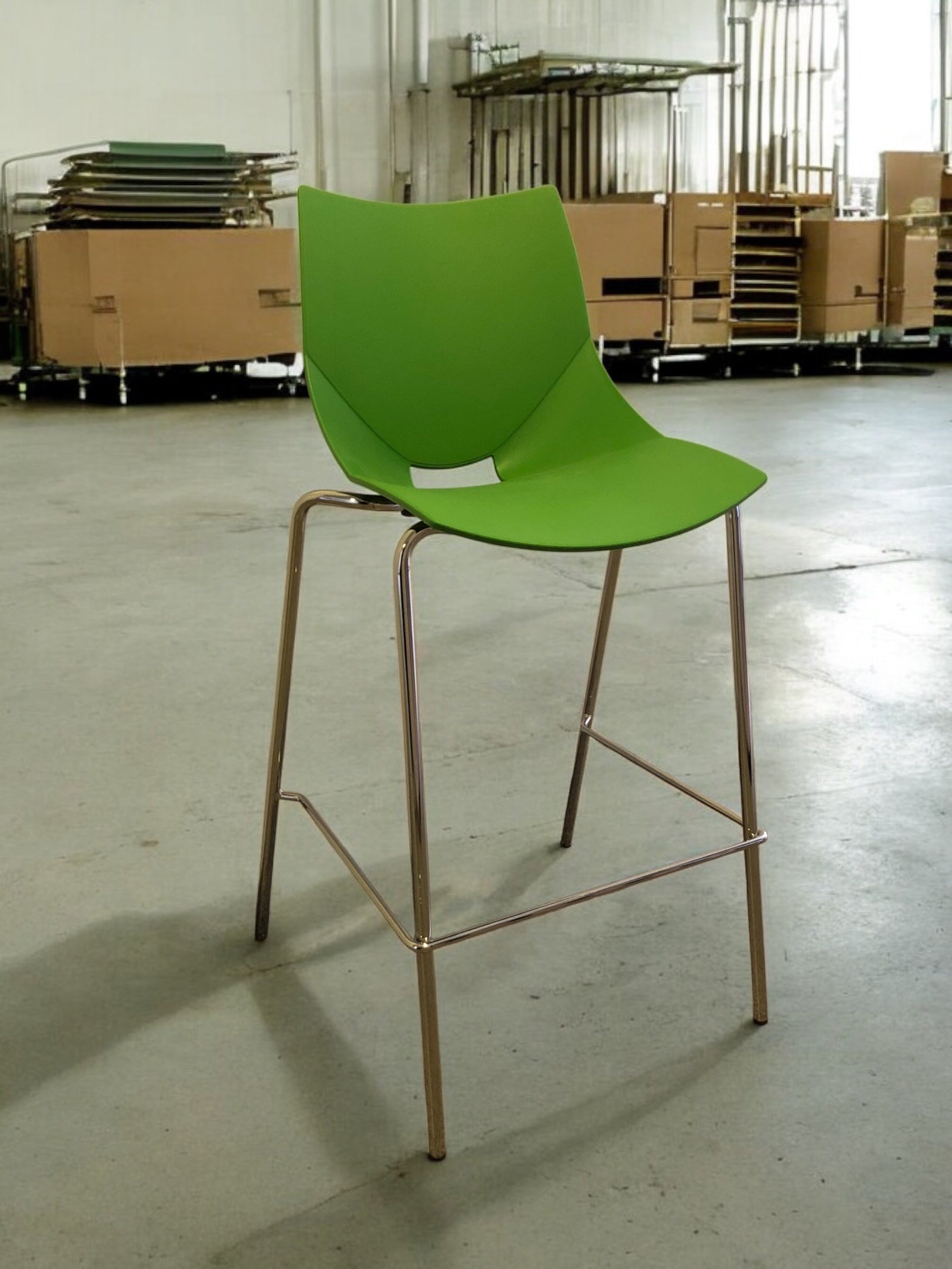 SKAFAB Shell barstol med rygg.
Grön sits, kromade ben, stapelbar.Nyskick.
Sitthöjd: 75 cm
Sittbredd: 44 cm
Sittdjup: 42 cm
Vikt: 5,5 kg
Övrigt: Stapelbar