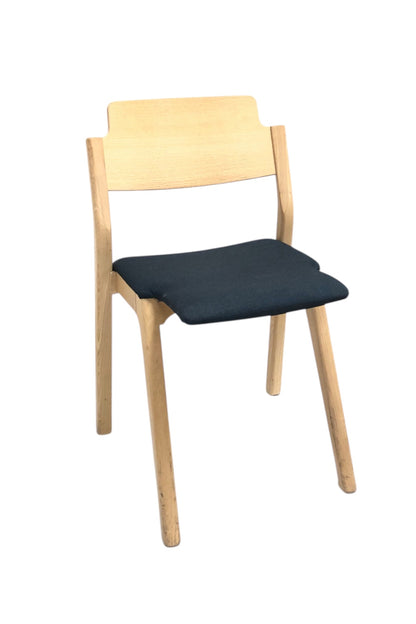 Stapelbar designstol i svensk design i grön/blå färg med ben i ljus ek och modern form – en slitstark, stilren stol perfekt för kök, matsal, kontor, konferensrum och modern skandinavisk inredning.