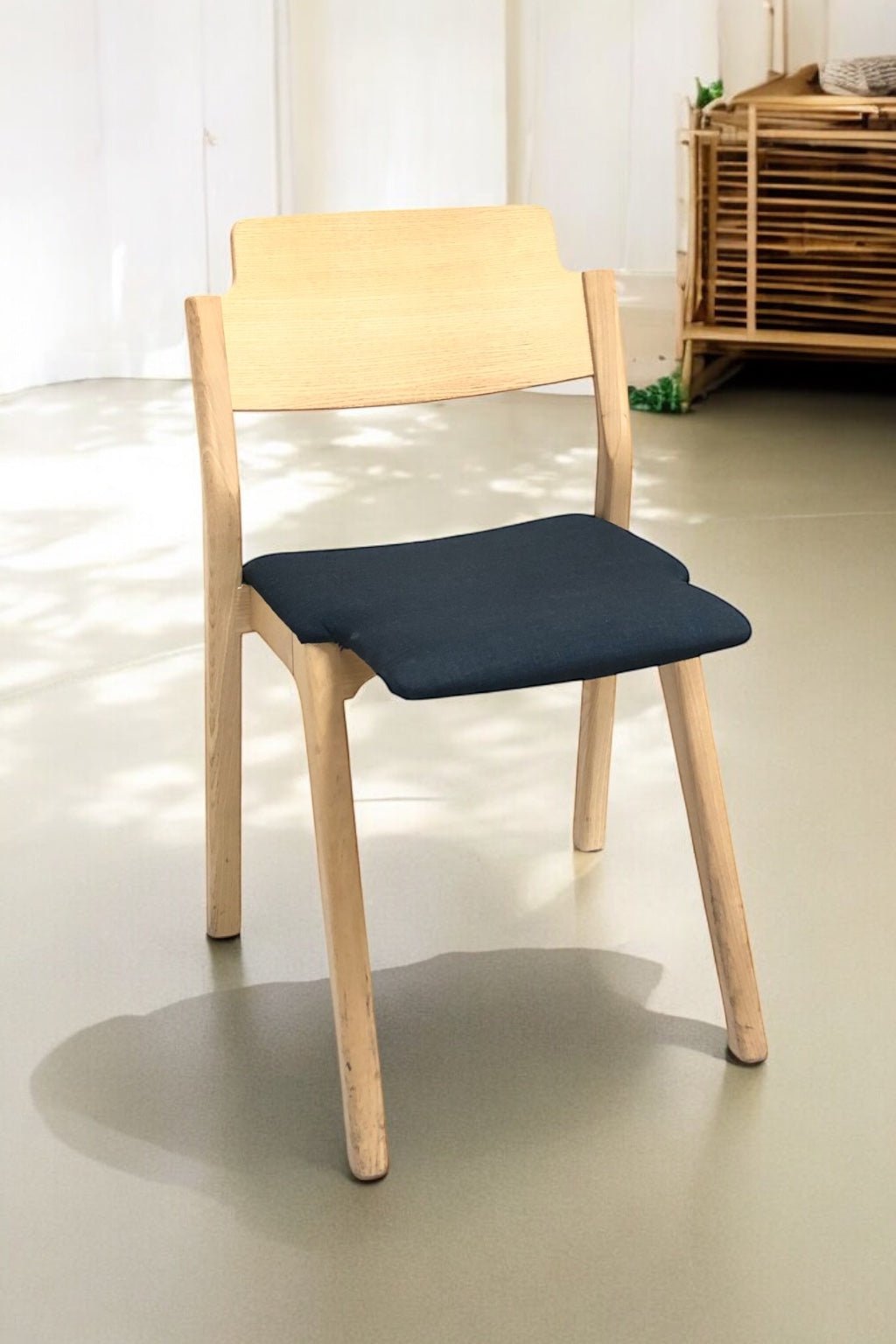 Stapelbar designstol i svensk design i grön/blå färg med ben i ljus ek och modern form – en slitstark, stilren stol perfekt för kök, matsal, kontor, konferensrum och modern skandinavisk inredning.