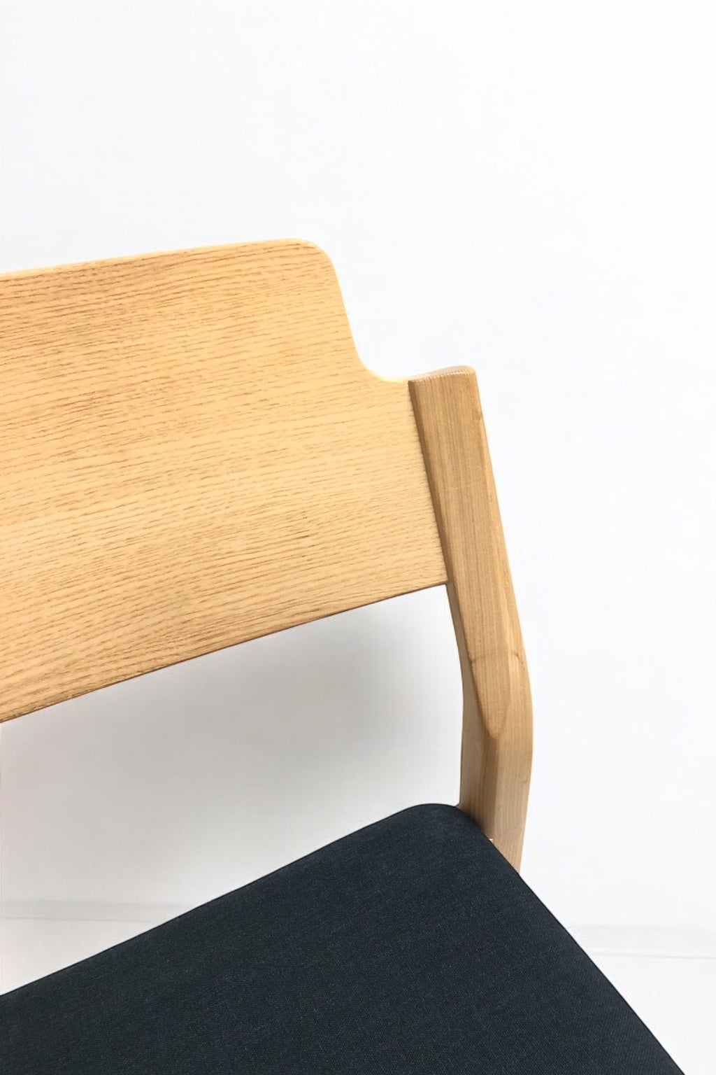 Stapelbar designstol i svensk design i grön/blå färg med ben i ljus ek och modern form – en slitstark, stilren stol perfekt för kök, matsal, kontor, konferensrum och modern skandinavisk inredning. 